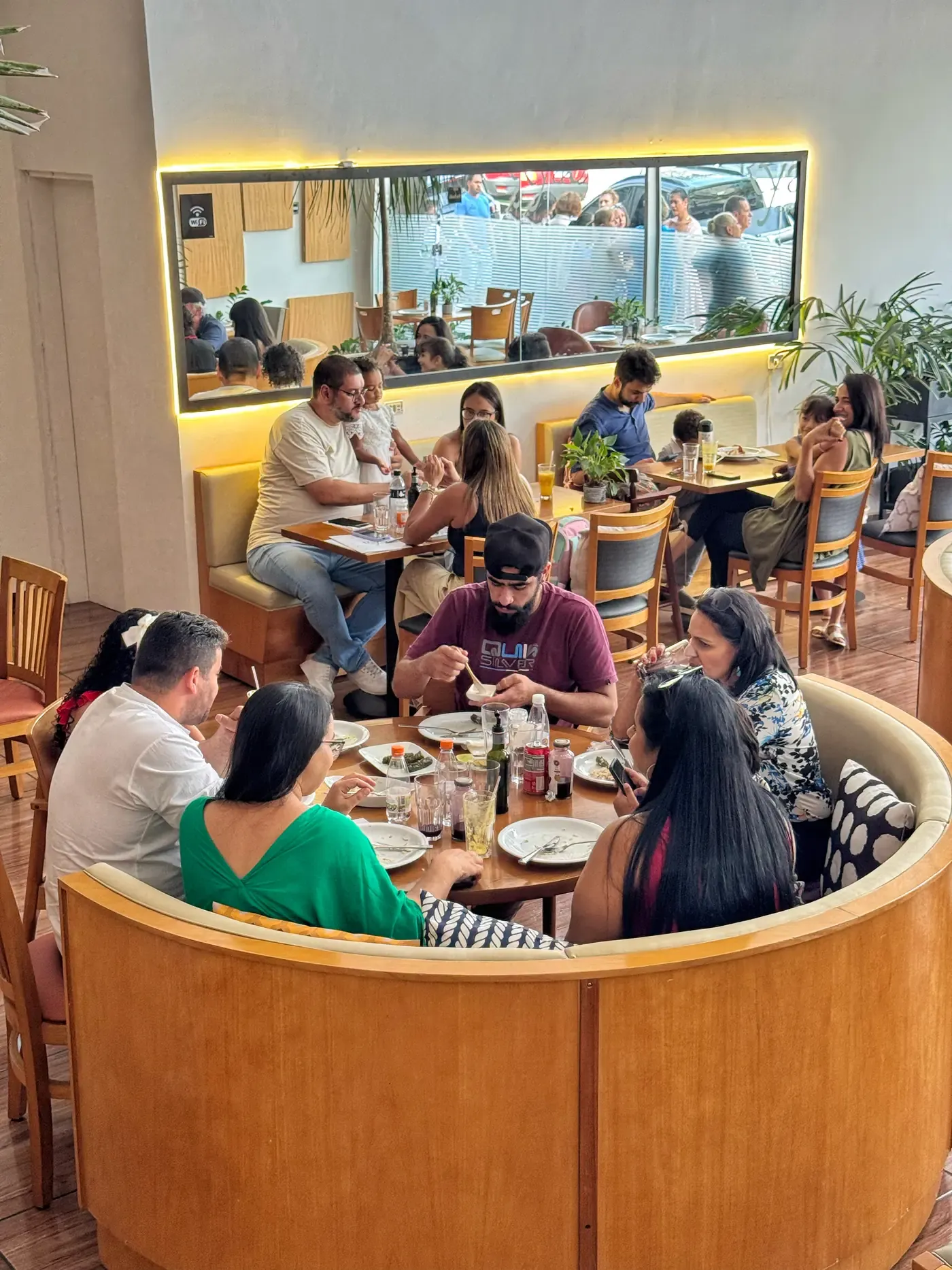 Mesa redonda do Ryad com clientes compartilhando uma refeição